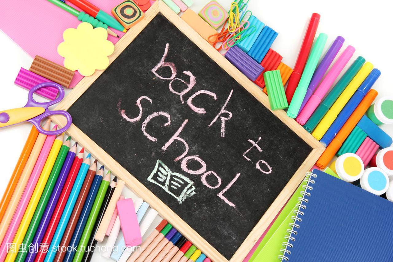 单词返校写用粉笔在小学校办公桌与不同的学校