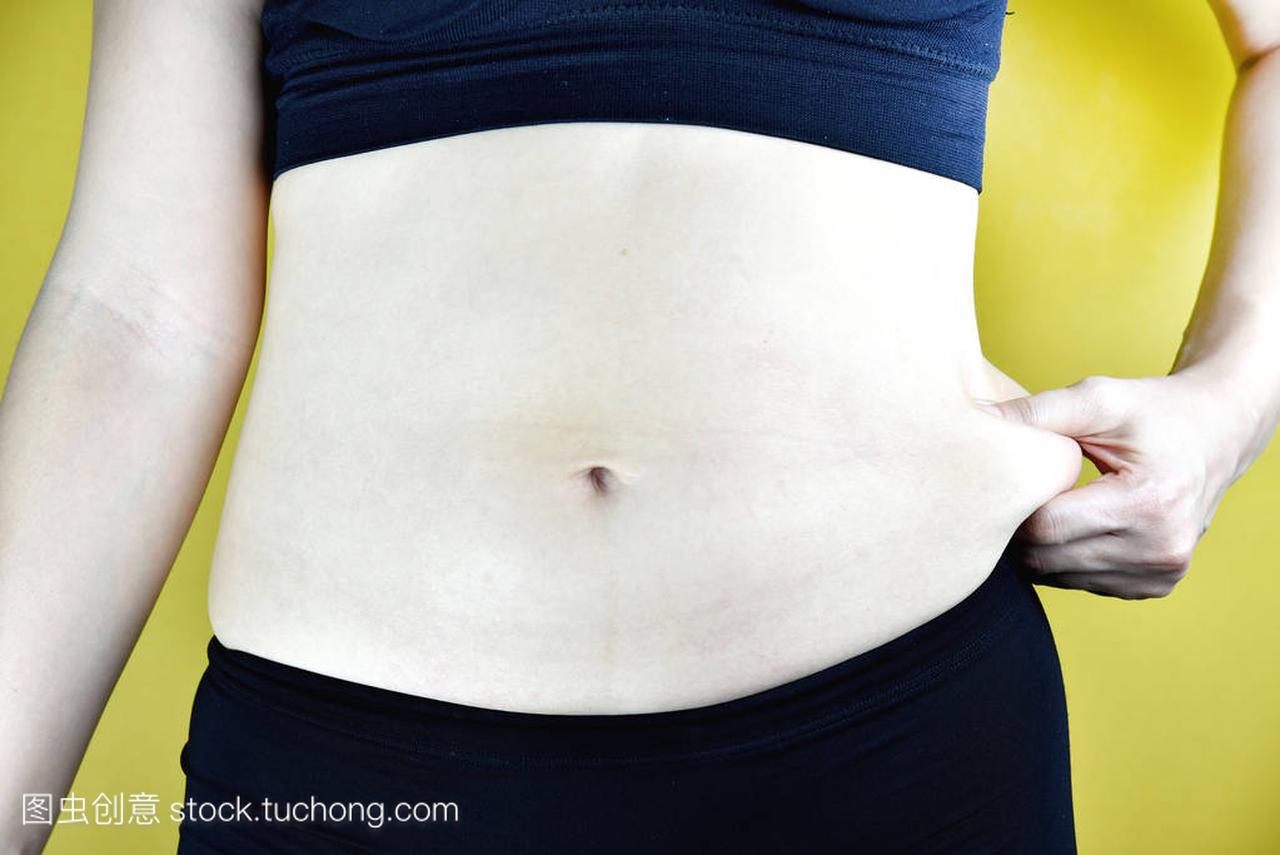 超重的胖女人,中年女人与过多的腹部脂肪,女人
