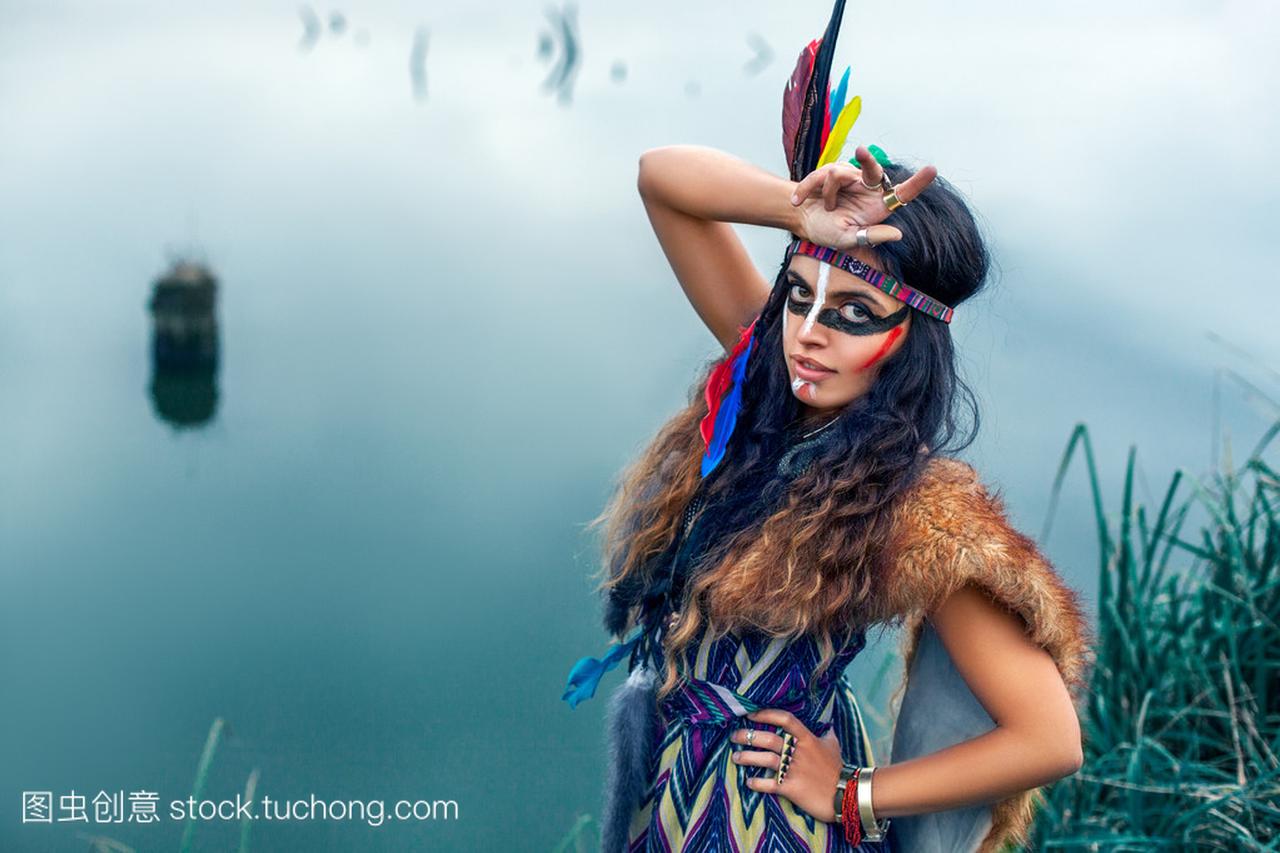 美国原住民女孩在构成的民族服饰