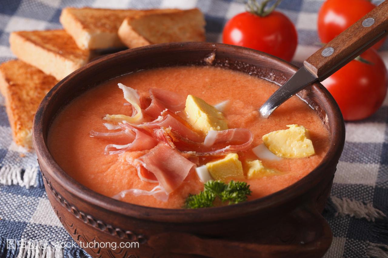 西班牙汤番茄冷汤与火腿和鸡蛋的特写。水平