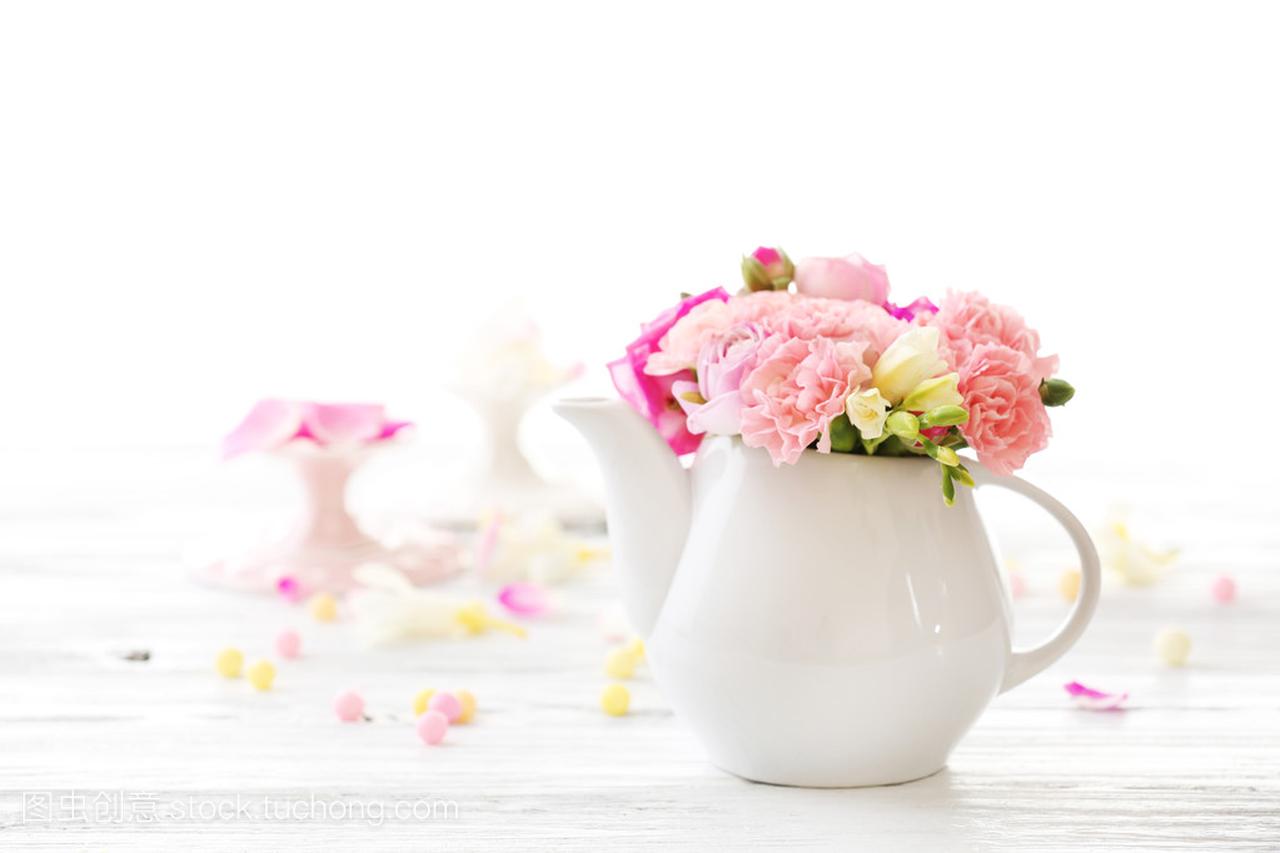 美丽的春天的花朵,在茶壶