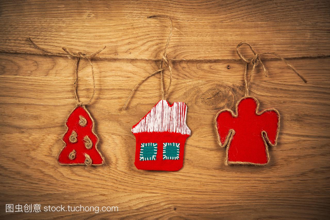 美丽的刺绣圣诞屋圣诞树与天使的木制背景