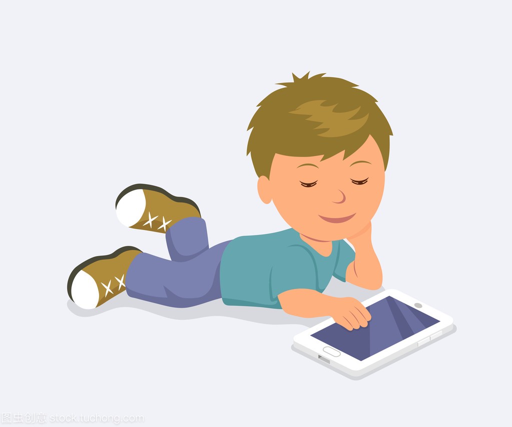 婴儿躺在平板电脑上玩手机游戏。学习、 教育