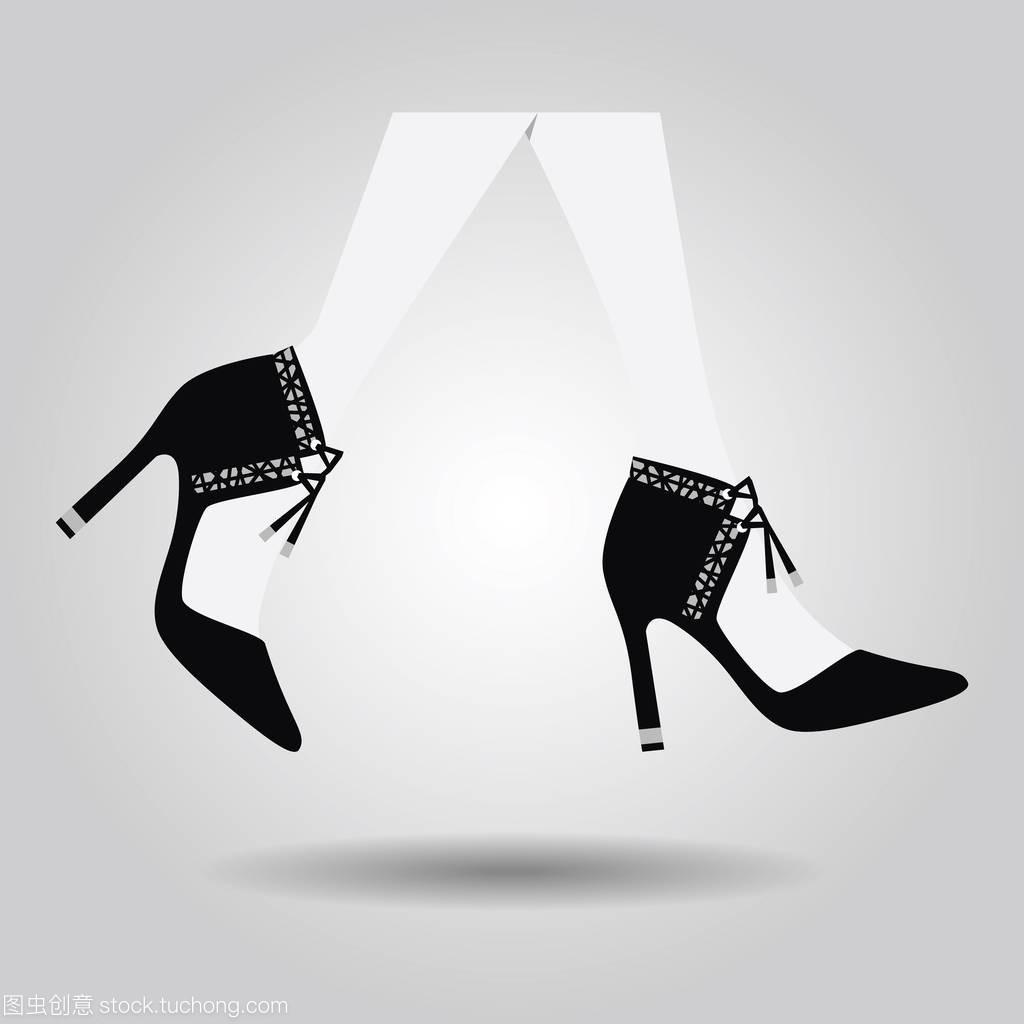 西班牙的高跟鞋的女人附近抽象的用腿走在灰色