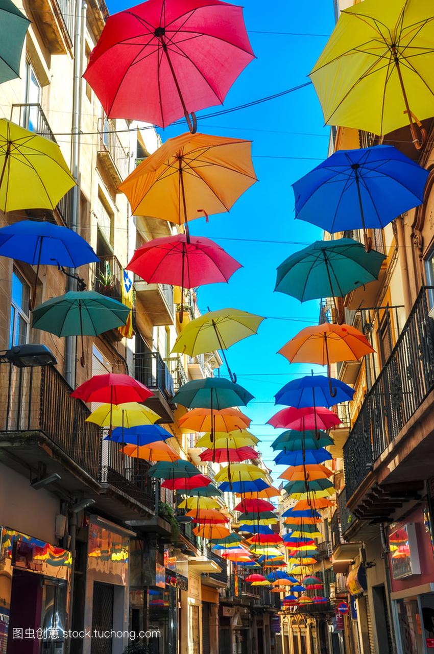 古董街装饰着明亮的遮阳伞