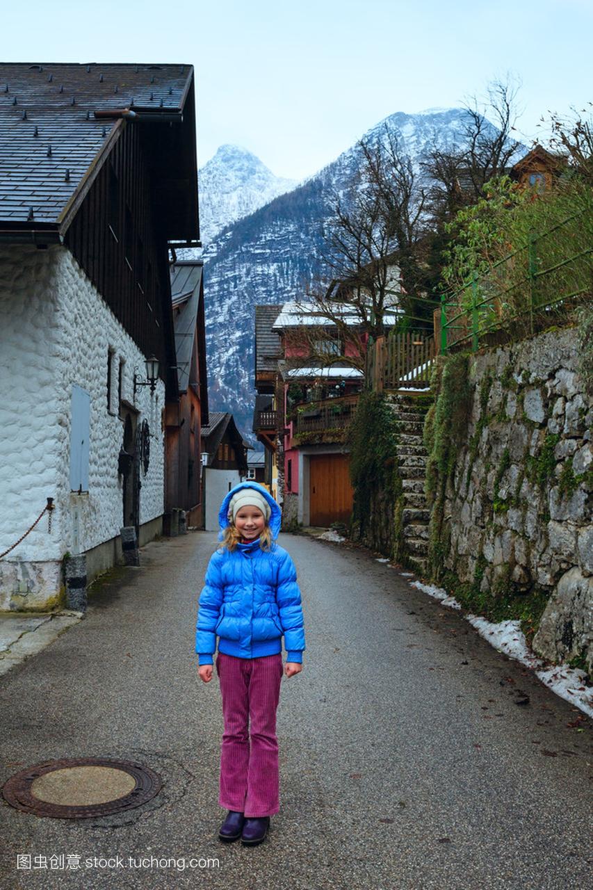 哈尔施塔特镇 (奥地利) 的女孩。冬天视图