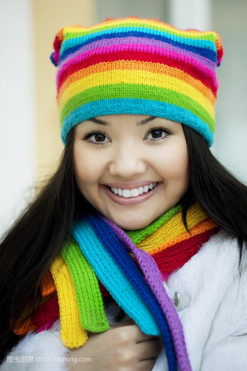 女孩的围巾和帽子彩虹的颜色