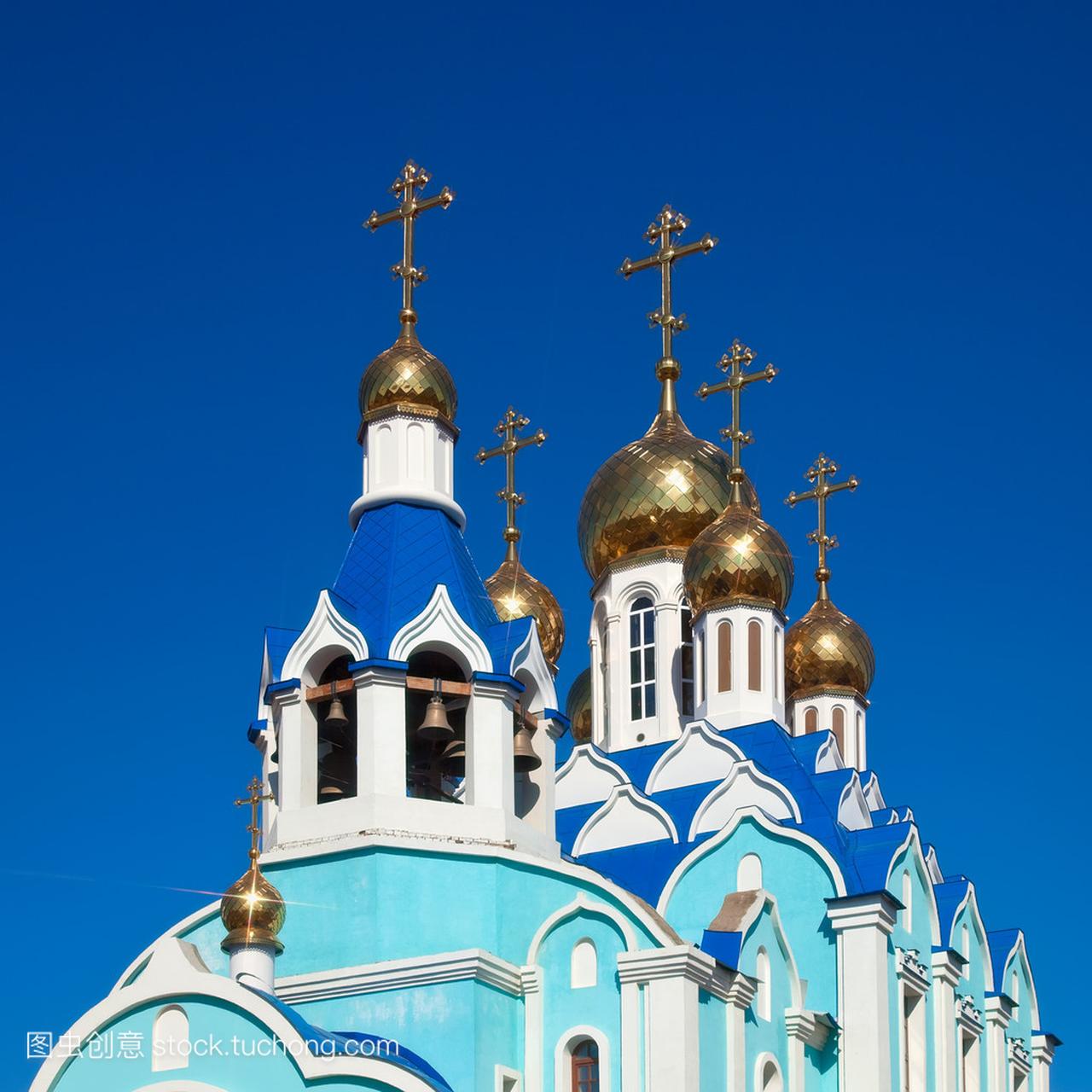 蓝蓝的天空反对俄罗斯东正教教会的圆拱顶