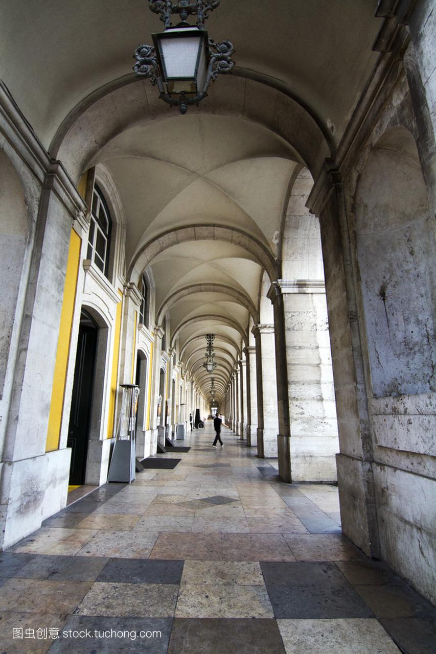 著名的拱廊的商业广场,位于葡萄牙里斯本
