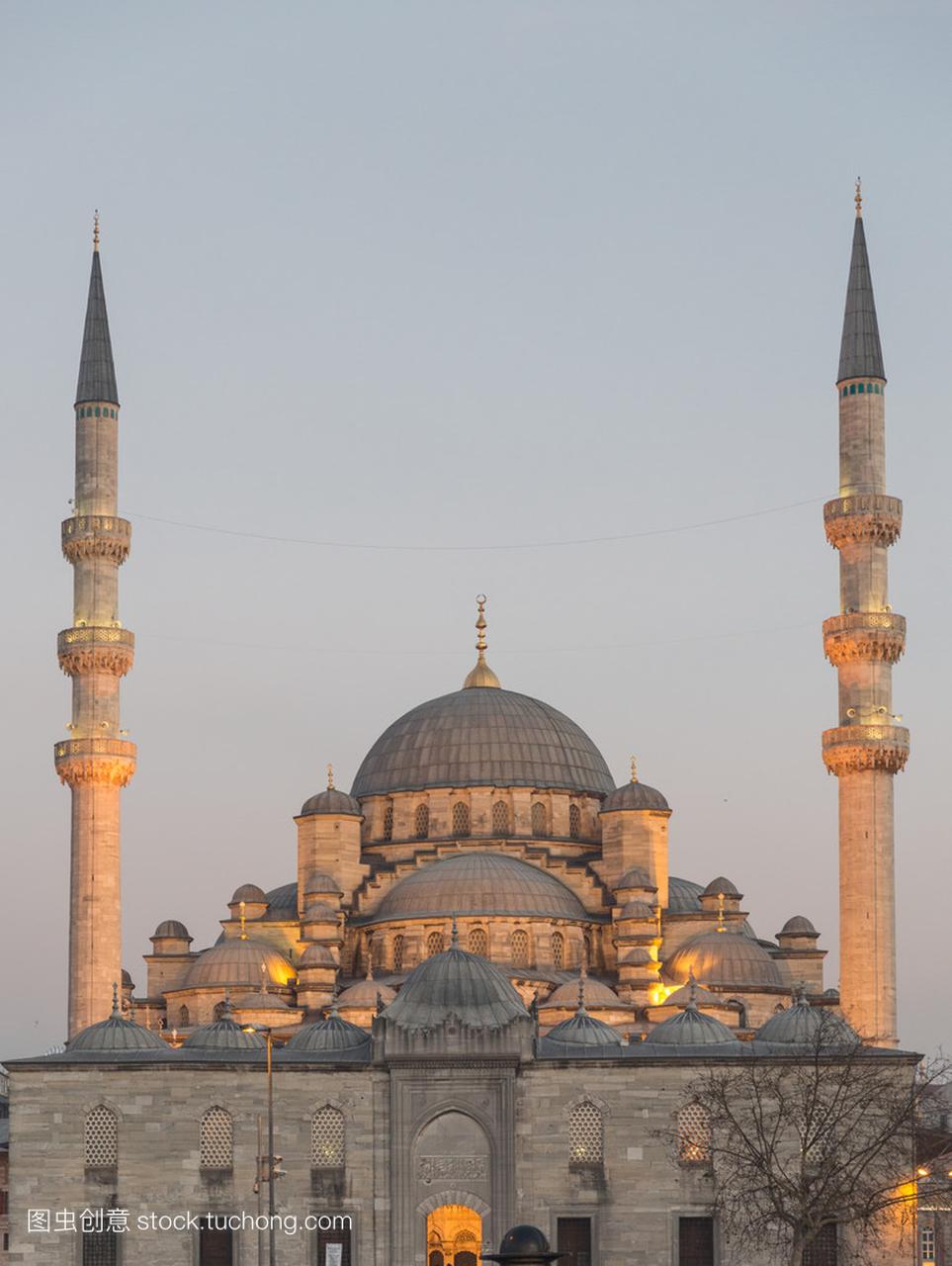 Yeni 部长会议清真寺在日落时在伊斯坦布尔,多