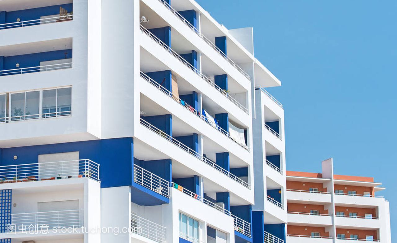在葡萄牙波尔图市的蓝色公寓楼。