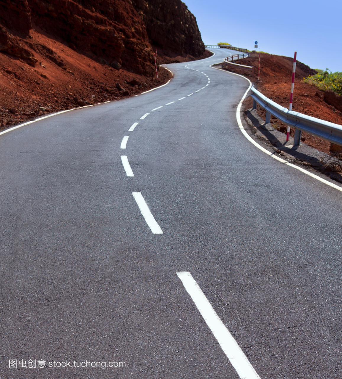 加纳利群岛在山中的蜿蜒道路曲线