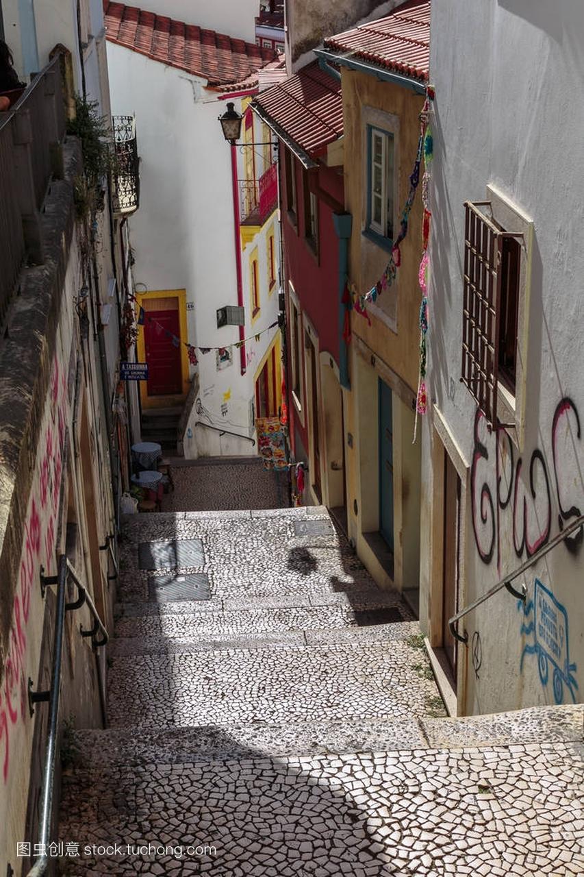 老窄街与楼梯在葡萄牙小镇