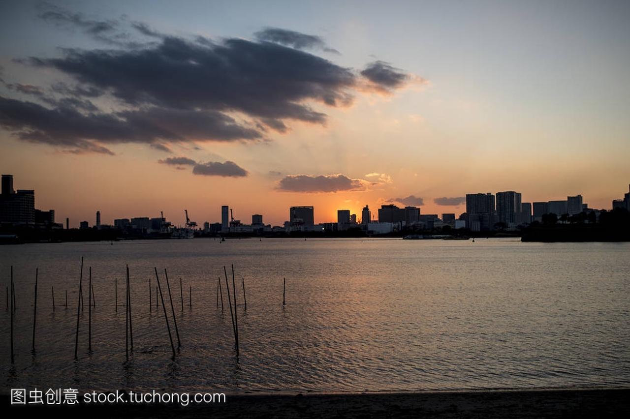 一个美丽的黄昏,在东京天际线后面的视图。照