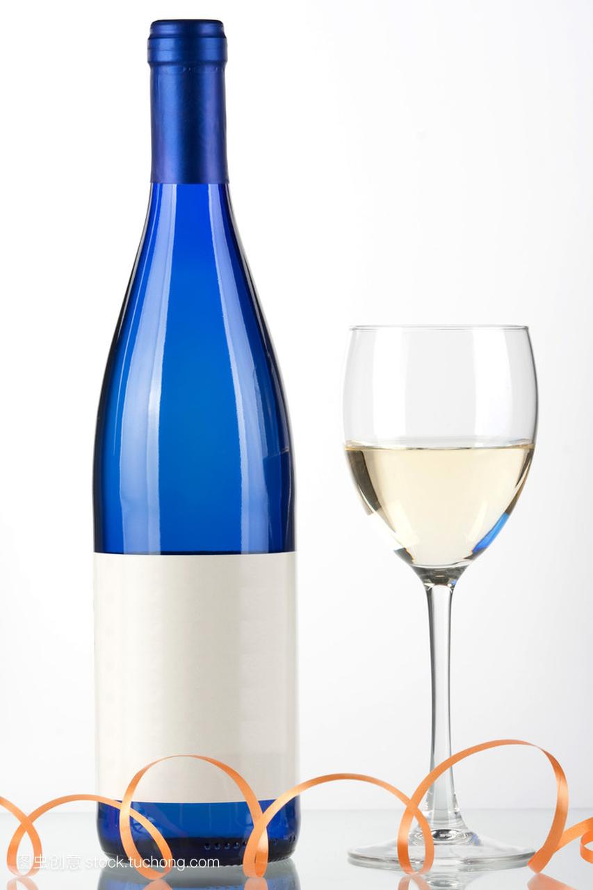 蓝瓶的葡萄酒和葡萄酒白玻璃