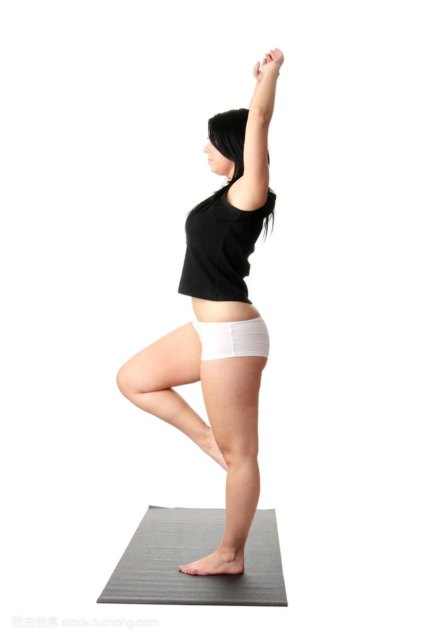 肥胖女人培训瑜伽