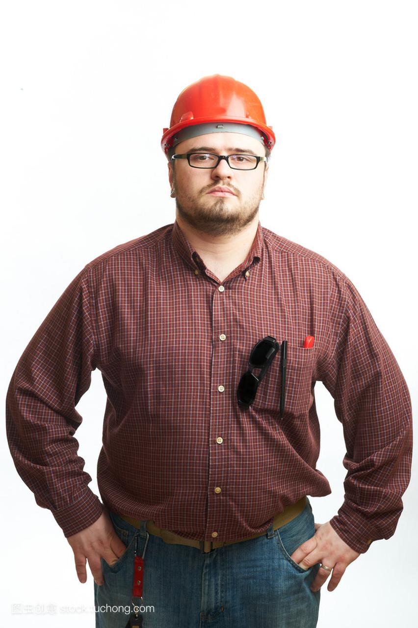严重生成器在眼镜和红色安全帽