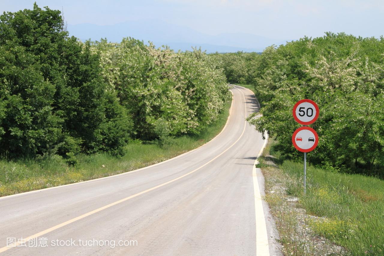 绕组乡村道路的速度限制标志