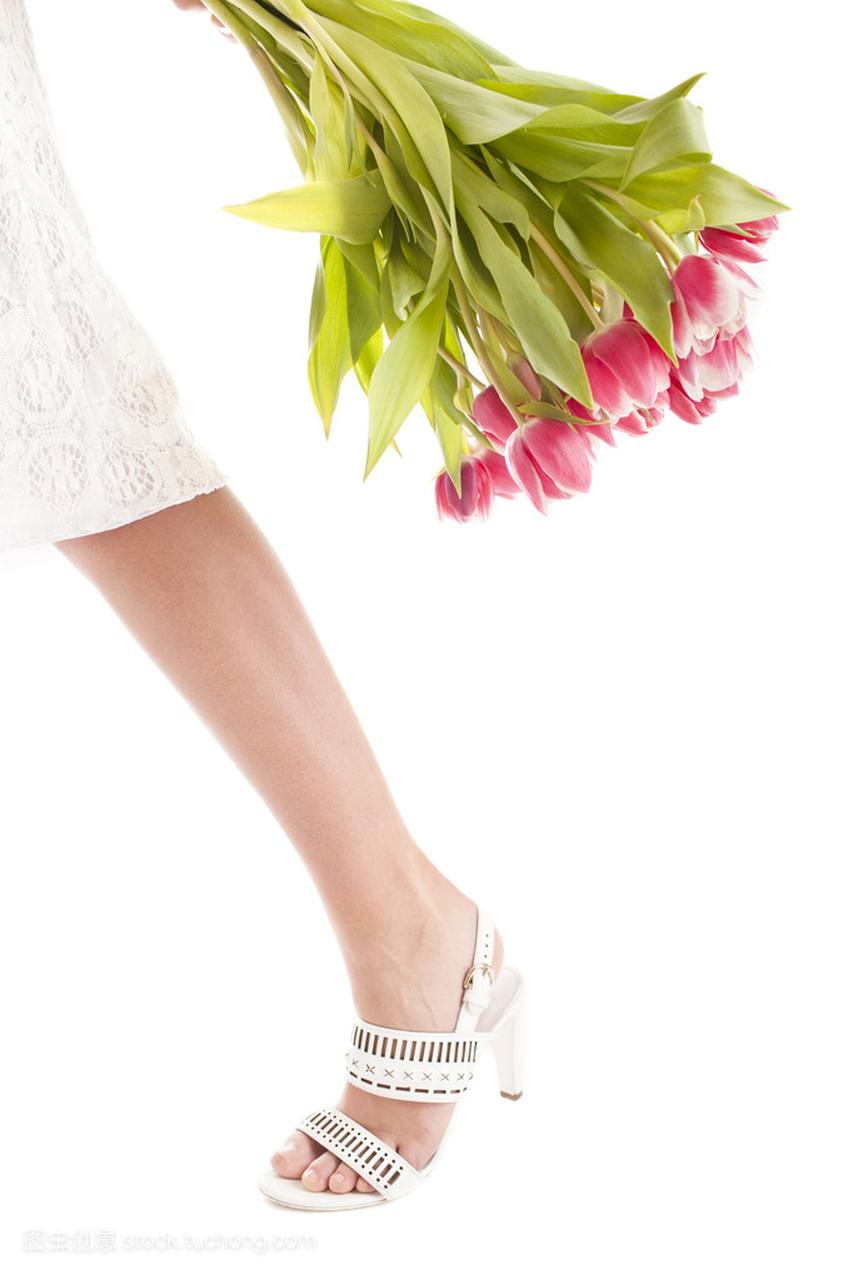 女人的腿和鲜花