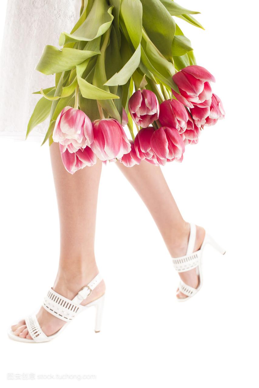 女人的腿和鲜花