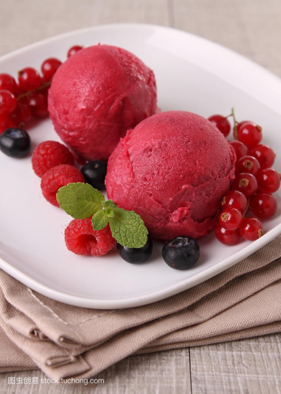 红色浆果冰淇淋