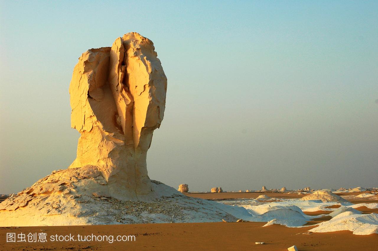 在埃及著名的白色沙漠的景观
