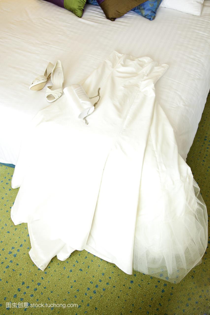 婚纱礼服、 鞋、 袋放在床上