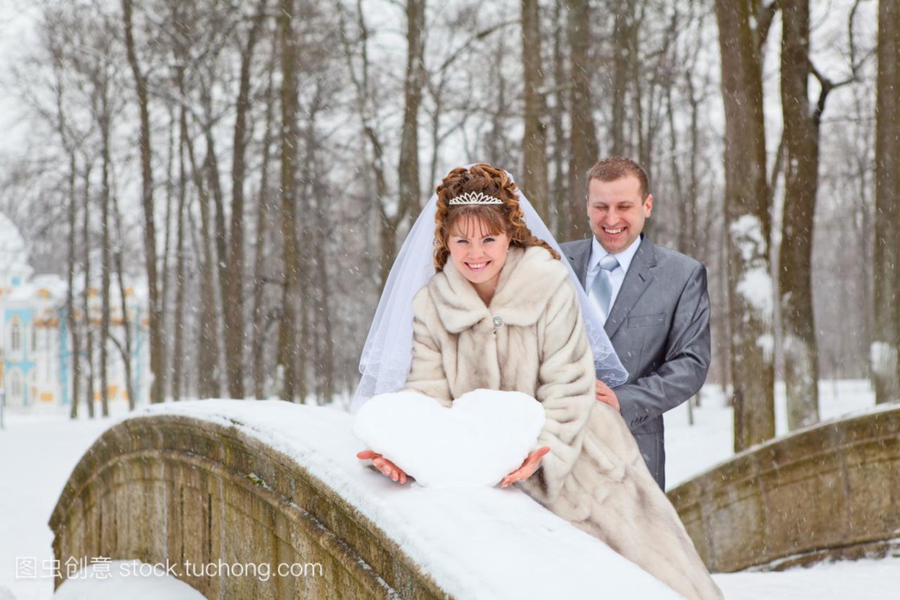 青年握着雪心桥上的白种人俄罗斯夫妇的婚礼。