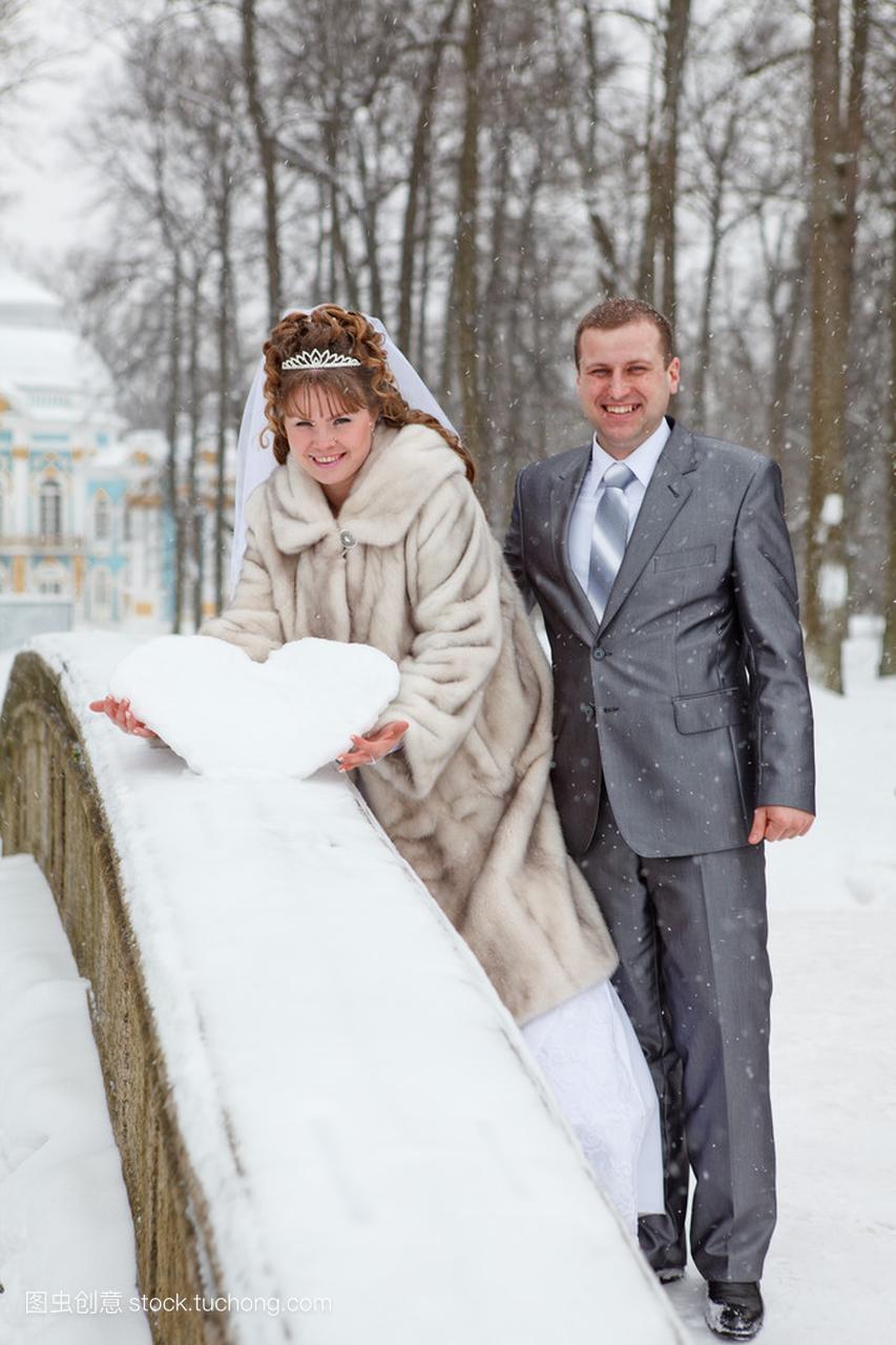 青年握着雪心桥上的白种人俄罗斯夫妇的婚礼。