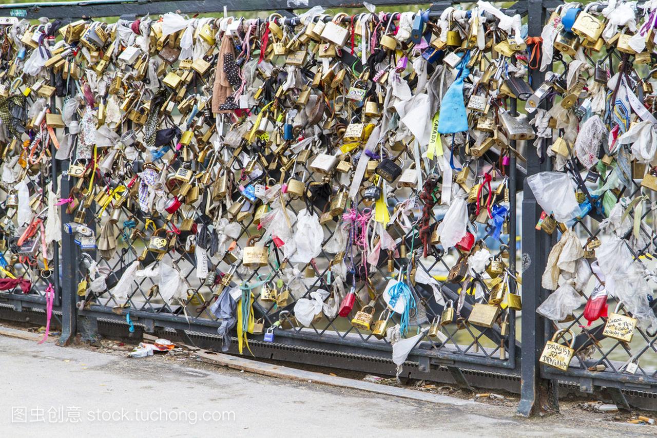 在巴黎,法国,代表安全爱情和浪漫的爱情锁