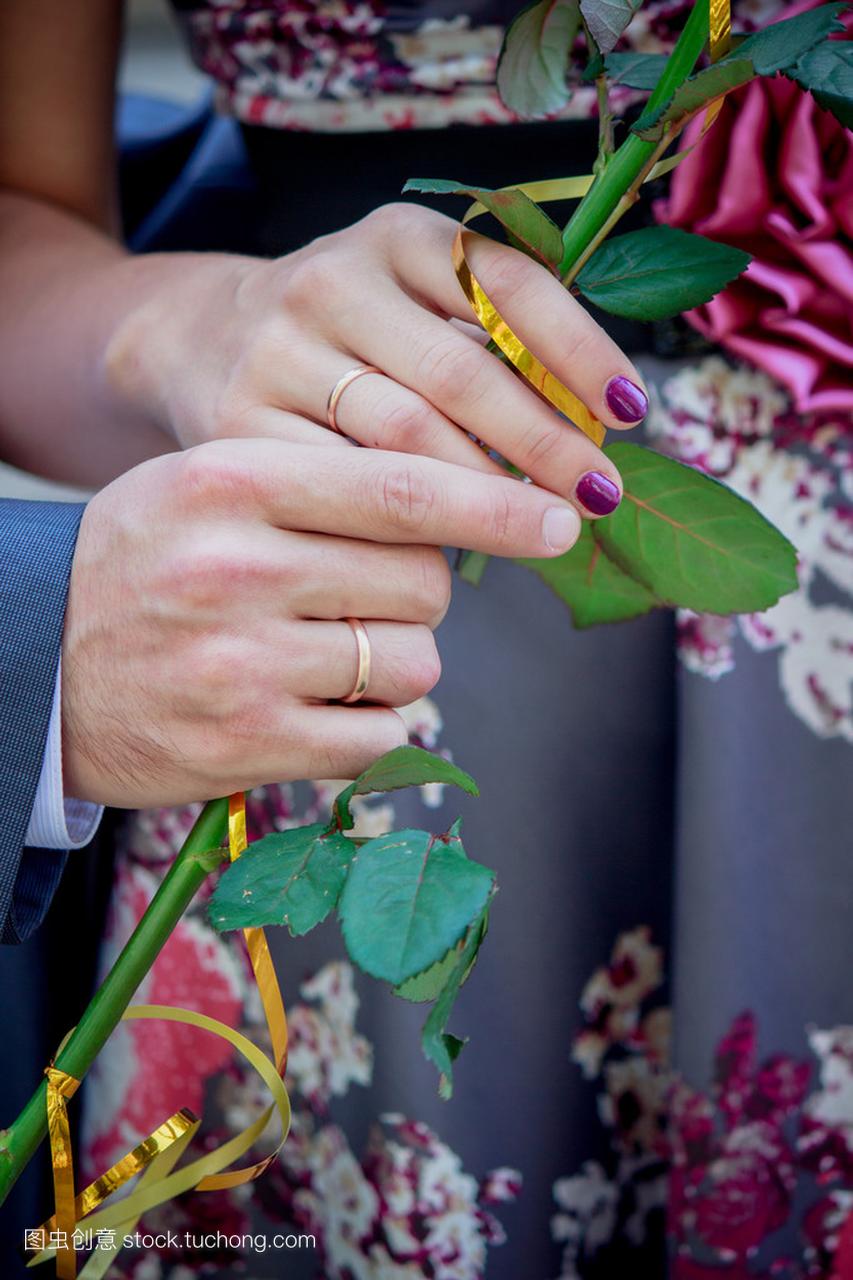 男人和女人结婚戒指的手