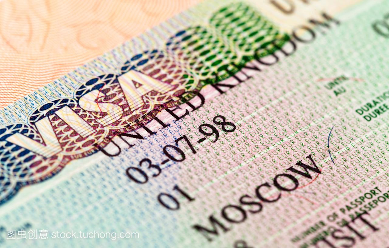 在护照英国签证入境和出境邮票