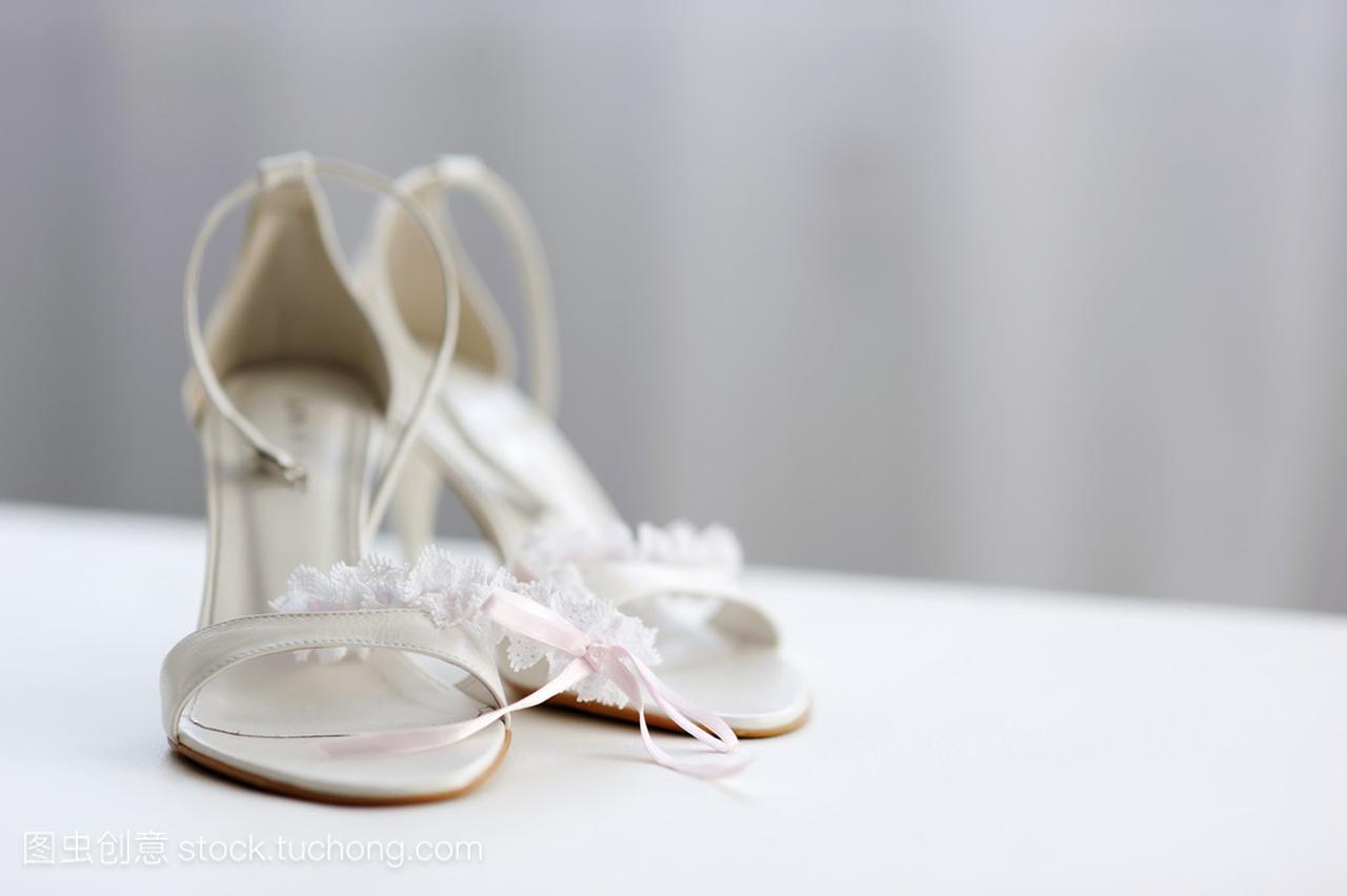 优雅的新娘鞋子和吊带袜