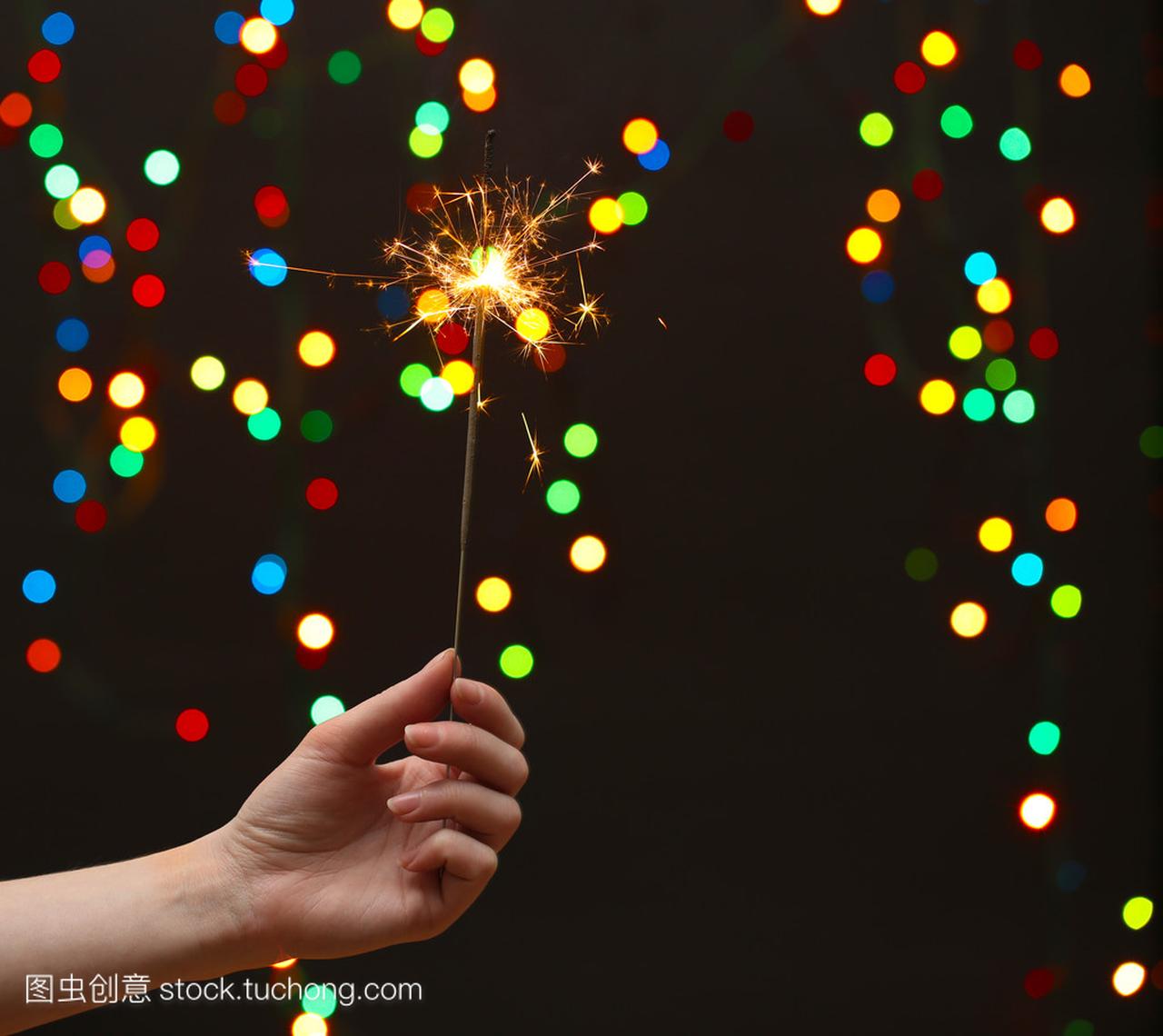 美丽的烟火,在女人手上的花环背景