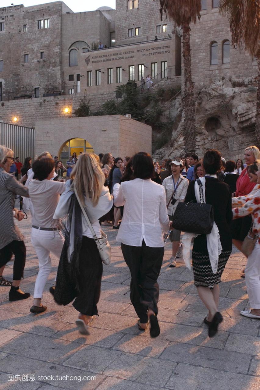 派对妇女在安息日在耶路撒冷,以色列