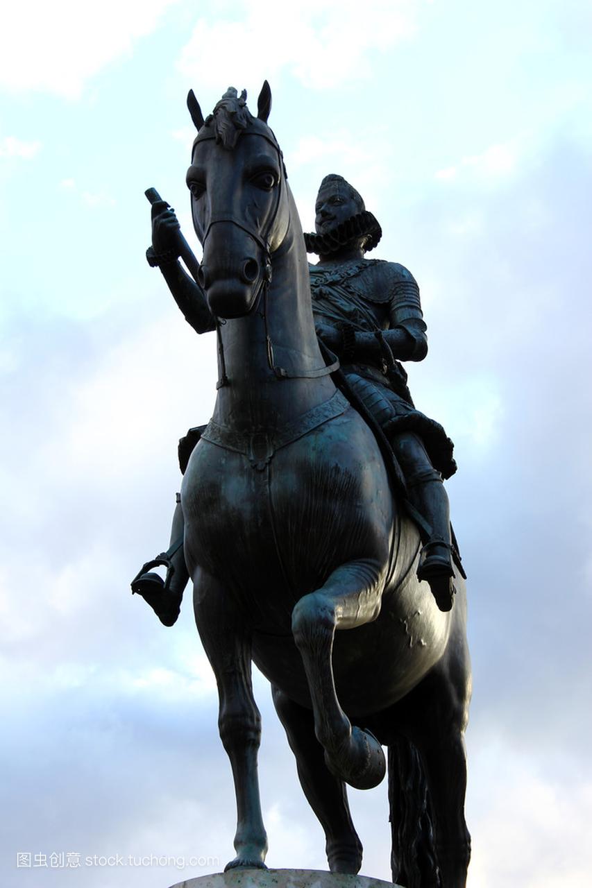 在广场、 马德里的西班牙国王菲利普的雕像