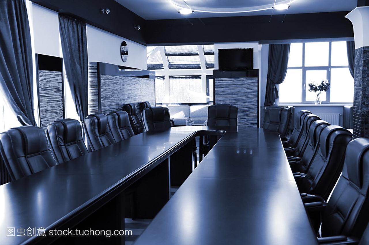 内部的空会议室中的灰色阴影