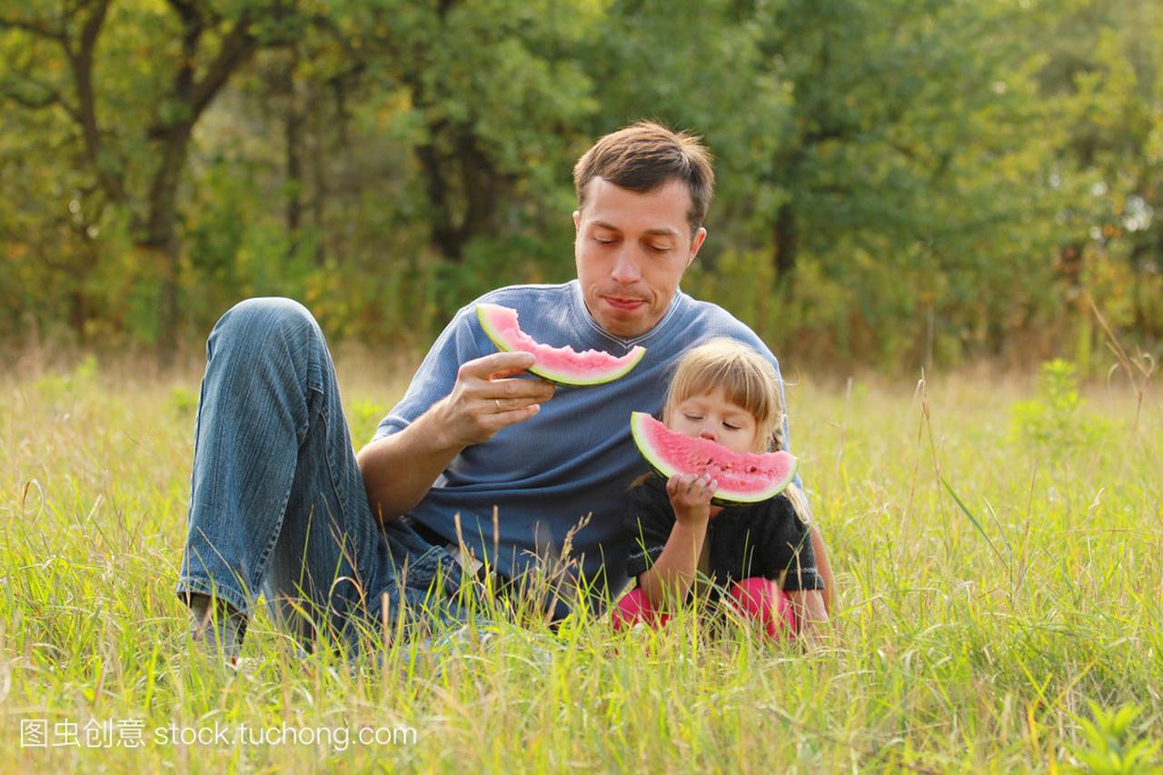 父亲和年幼的女儿吃西瓜的性质