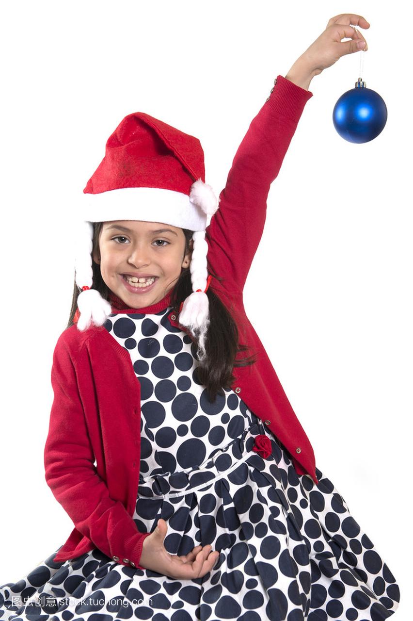 小小快乐的女孩,在圣诞老人的帽子挂圣诞泡沫