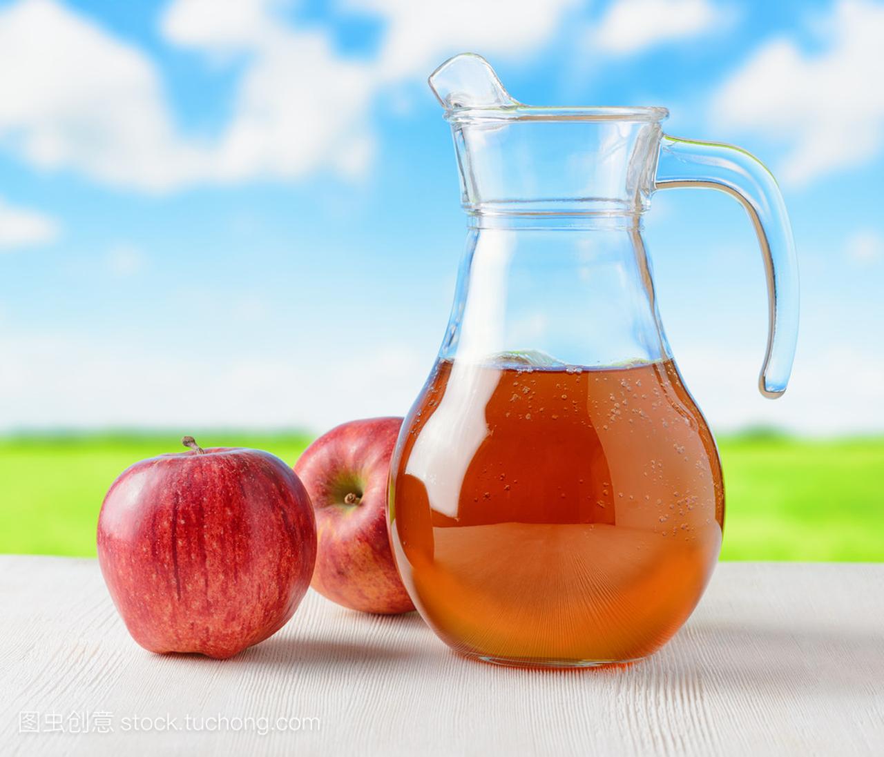 苹果汁对自然背景 jug