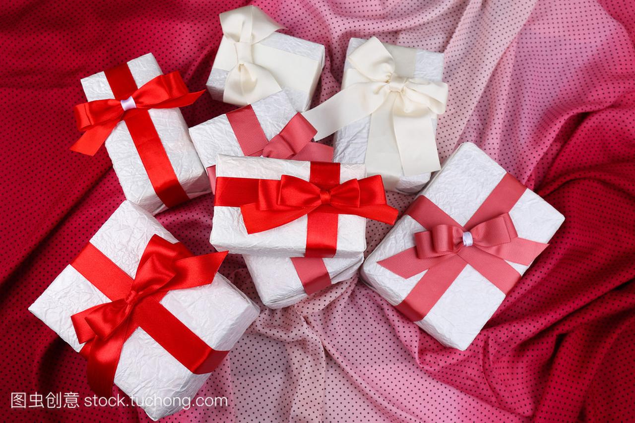 漂亮的礼物,用红丝带粉红色的衣服上