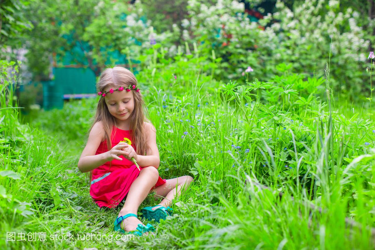 小可爱的女孩在花园里享受阳光明媚的周末