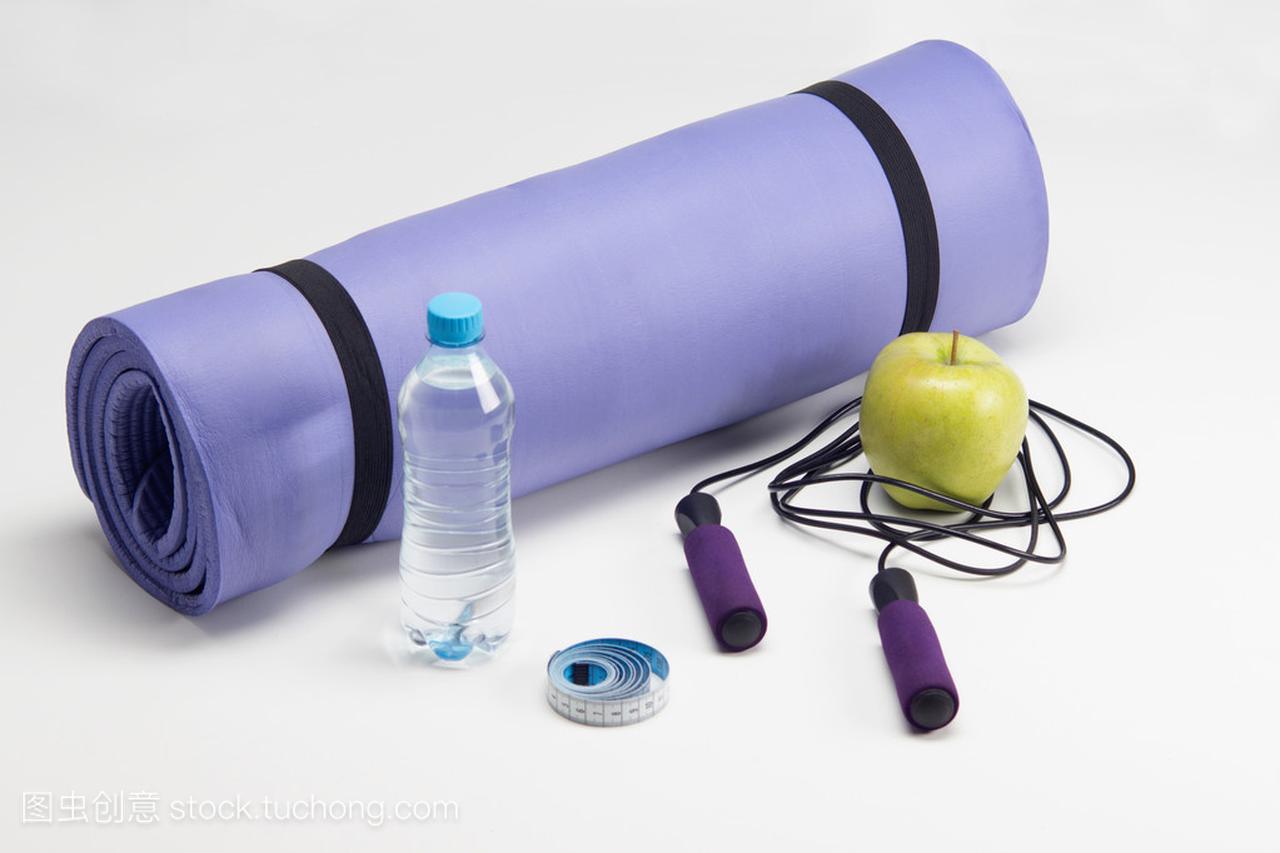 瑜伽垫与跳绳,苹果,卷尺和水