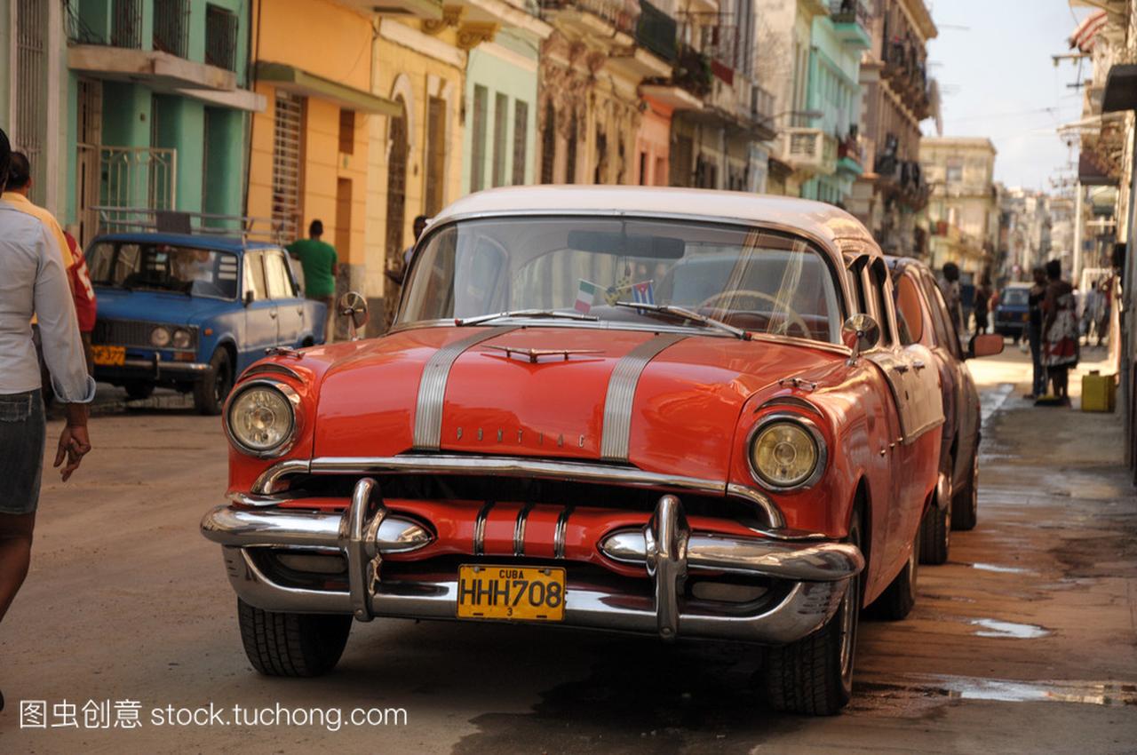 旧复古的美国车,在古巴哈瓦那的街道上