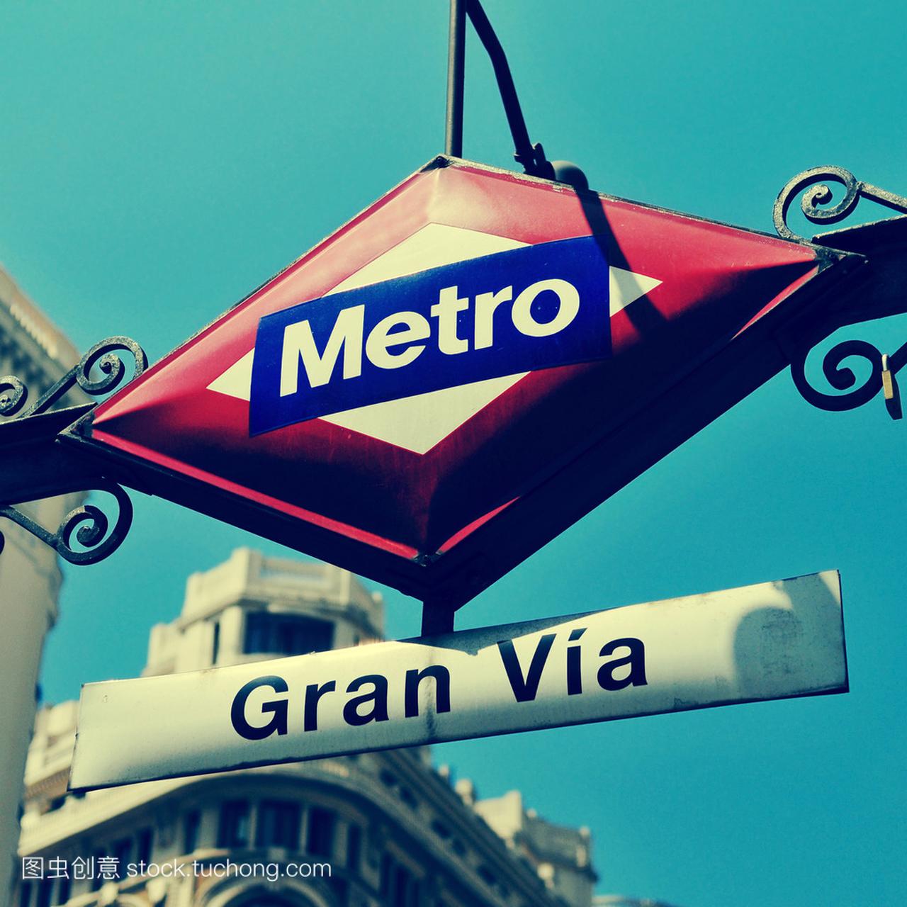 通过地铁站在马德里,西班牙,与复古的 ef 格兰的