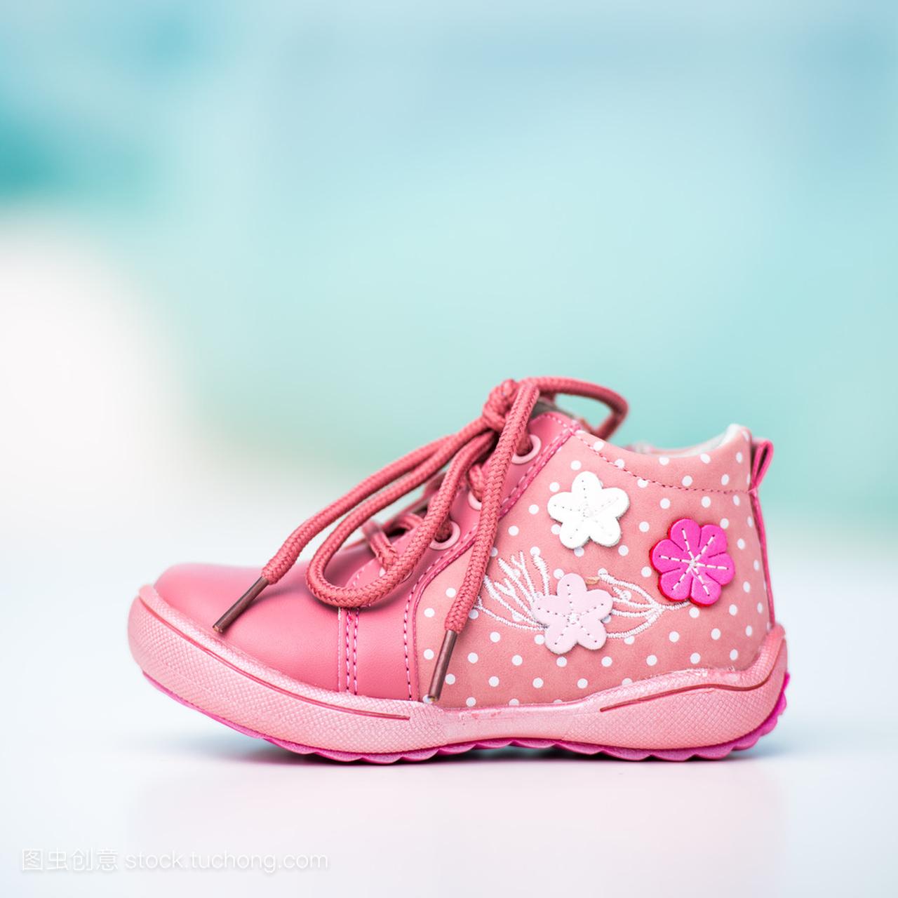一个婴儿的新粉红鞋