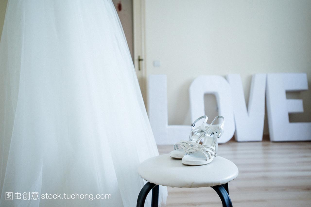 新娘的美丽白鞋