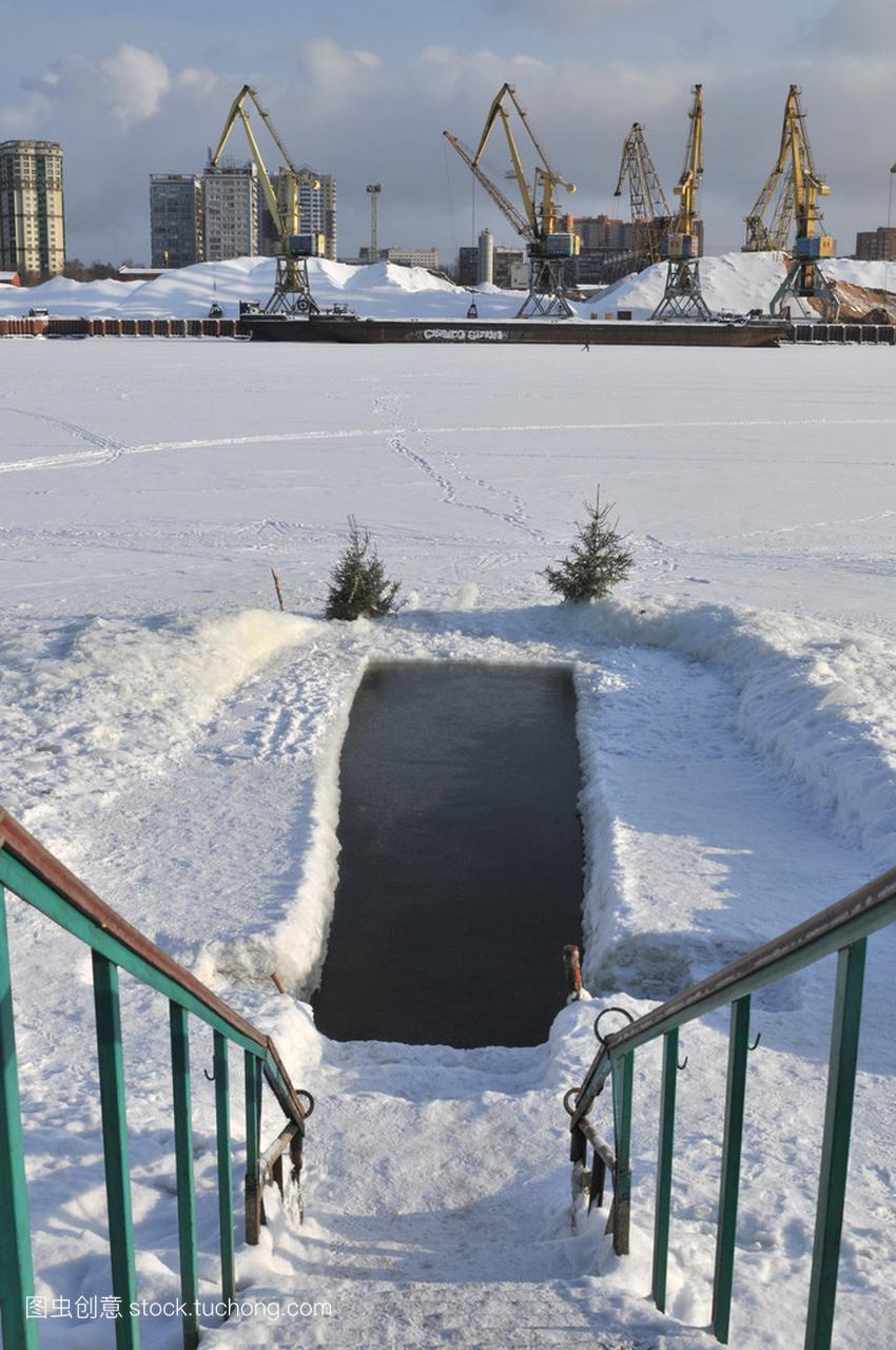 在冬天,莫斯科,俄罗斯的希姆基水库孔