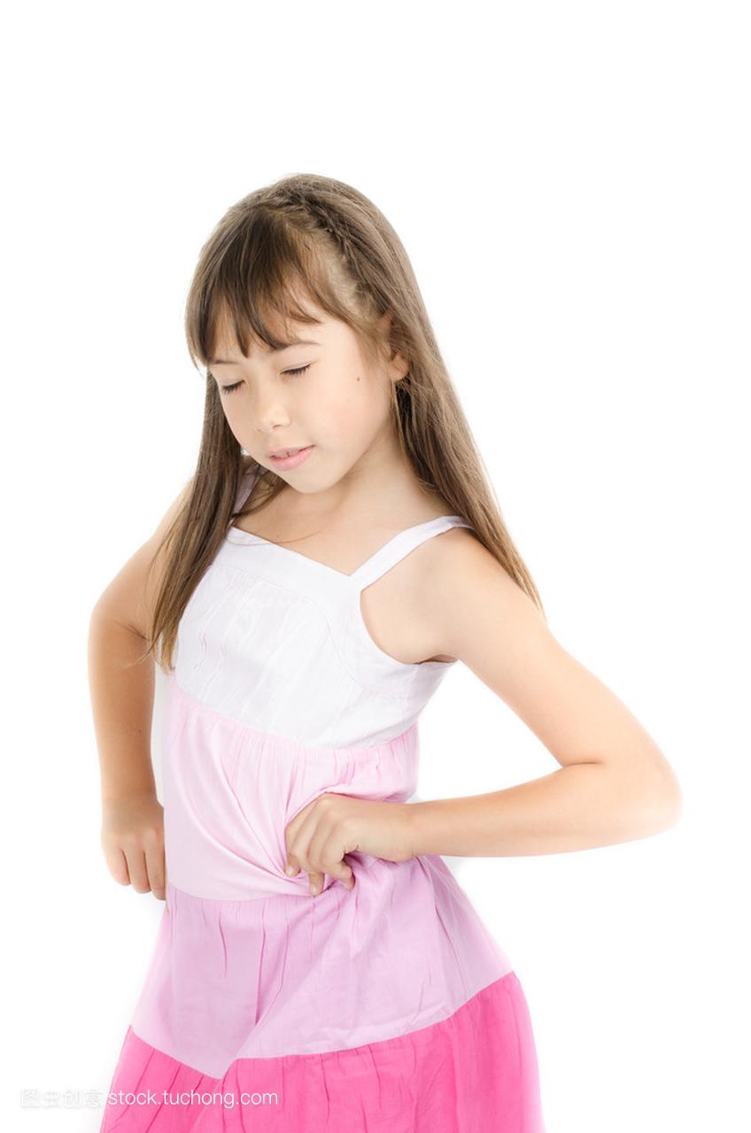 小小快乐的女孩,在白色背景上的粉红色的连衣