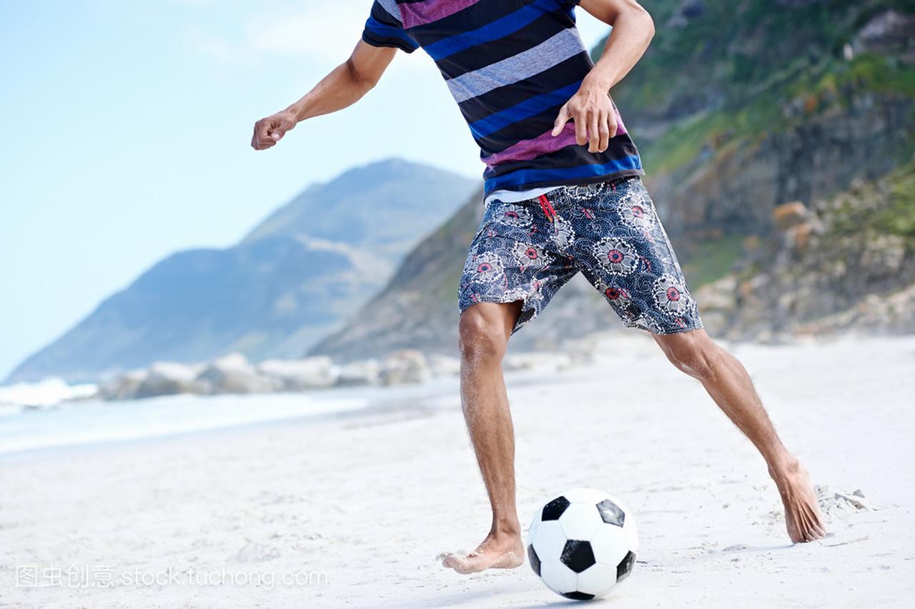巴西人在沙滩上玩足球